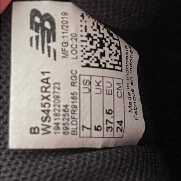 Brand new, never worn New Balance running shoes. Factory orthotic insole. - Picture 4 of 9